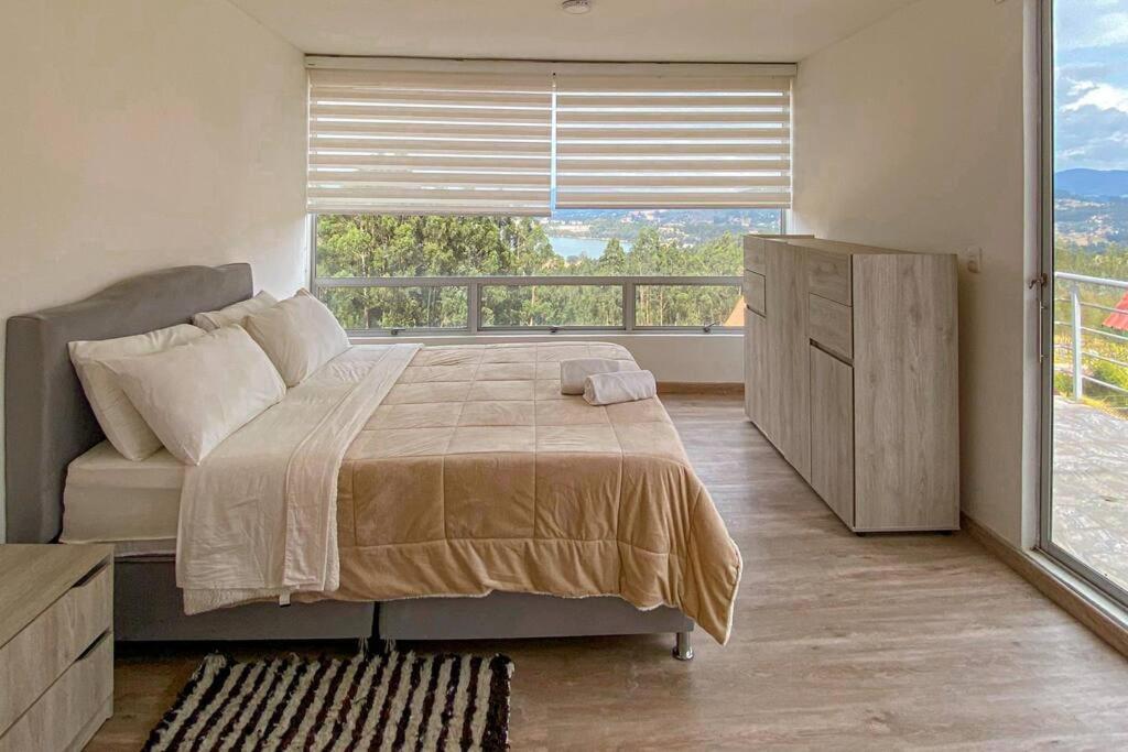 La Esperanza Lakeview - *